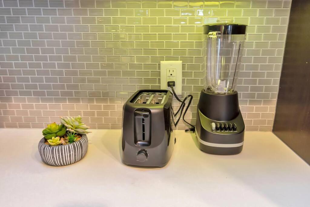 Penthouse Cool-Oasis-In-Houston-Rental Car Available-View-Great-Sleep Exteriör bild