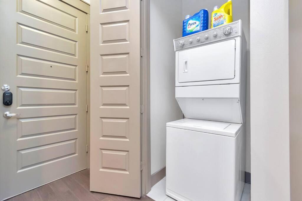 Penthouse Cool-Oasis-In-Houston-Rental Car Available-View-Great-Sleep Exteriör bild