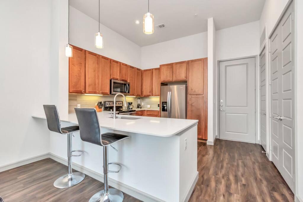 Penthouse Cool-Oasis-In-Houston-Rental Car Available-View-Great-Sleep Exteriör bild